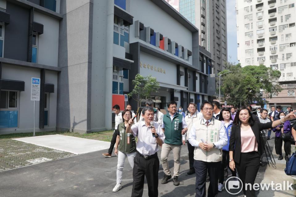 兼具長照機能的台南榮家永康基地「安養健康園區」已於今年3月底完工，待驗收點交完成後，預計6月底就能完成搬遷，台南市長黃偉哲今日前往視察，對於新建榮家的規劃設計及服務功能至表讚賞。   圖：台南市政府提供