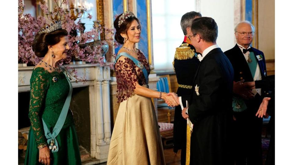 Queen Silvia of Sweden, Queen Mary  welcoming banquet guests