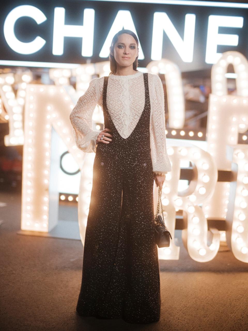 Marion Cotillard at Chanel Cruise 2023/24 collection. (PHOTO Chanel)