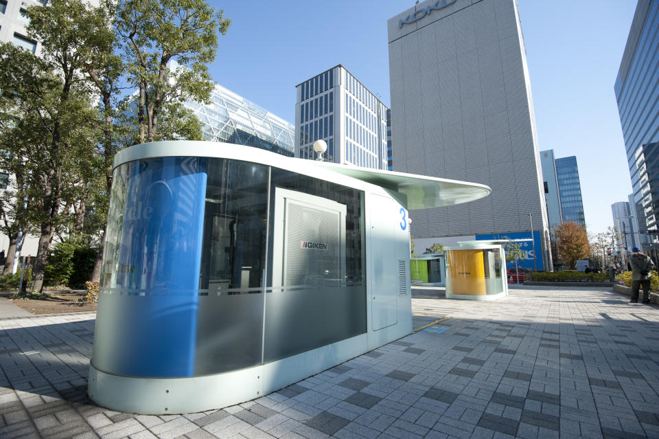 <p>Se trata de un sistema llamado ECO Cycle creado por la empresa Giken. Son pequeñas cabinas de unos 8 metros cuadrados en mitad de la calle con una puerta que aparentemente no conduce a ninguna parte. Sin embargo, son la entrada a aparcamientos subterráneos de aspecto futurista. (Foto: Keith Tsuji / Getty Images).</p> 