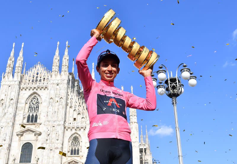 Foto de archivo. El ciclista colombiano Egan Bernal celebra con el trofeo de campeón después de ganar el Giro de Italia en Milán