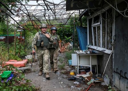 Ukrainian servicemen are seen at their positions on the front line near Avdeyevka, Ukraine, August 10, 2016. REUTERS/Gleb Garanich