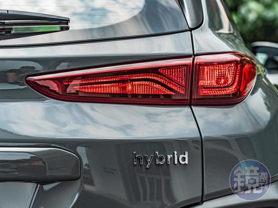 尾燈下的「hybrid」字樣低調的顯示出其油電動力身分。