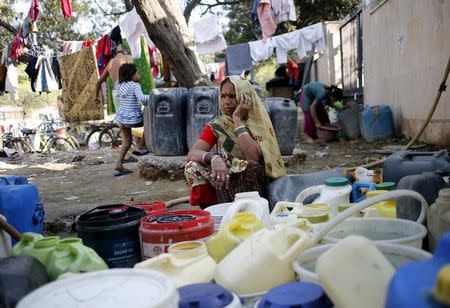 A woman waits to fill water in her containers from a municipal tap in New Delhi, India, February 21, 2016. REUTERS/Anindito Mukherjee