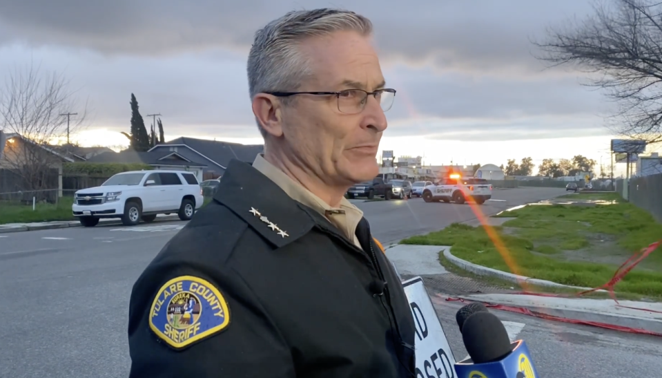 美國加州圖萊里郡爆發住宅槍擊案，警長布德羅（Mike Boudreaux）說明事件。   圖：翻攝自Tulare County Sheriff's Office臉書影片