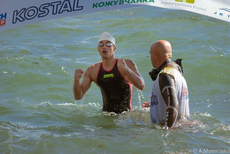 Matías Díaz Hernández al ganar la carrera de 25 km en el lago Ohrid, en Macedonia.