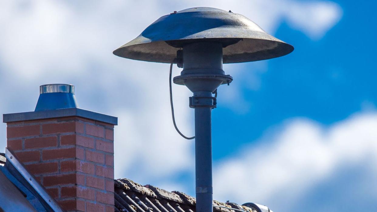 Eine Alarmsirene auf einem Hausdach.