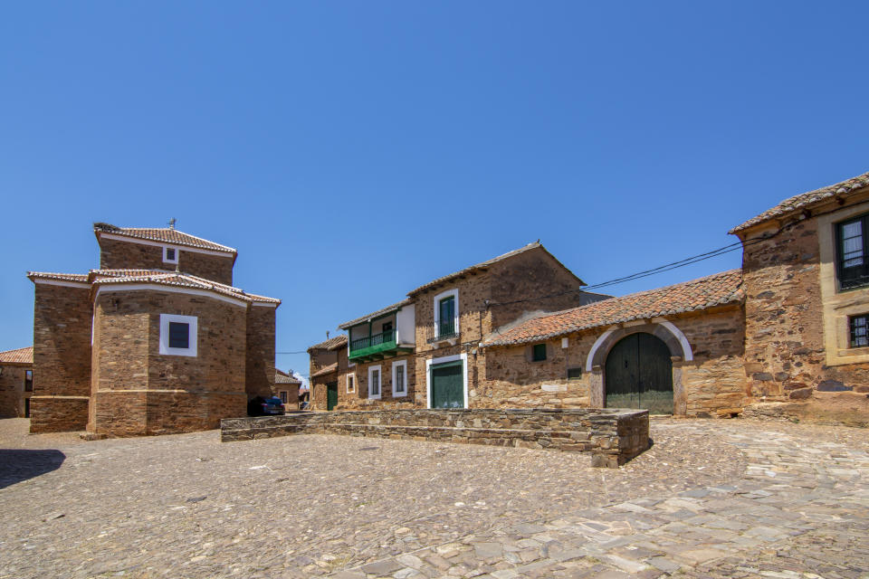 Situado a 850 metros sobre el nivel del mar, por Castrillo de los Polvazares parece que el tiempo se ha detenido. El pueblo aún conserva su estructura medieval con calles estrellas y serpenteantes y casas de piedra roja. Fue declarado en 1980 Conjunto Histórico-Artístico de alto valor monumental. (Foto: Getty Images).