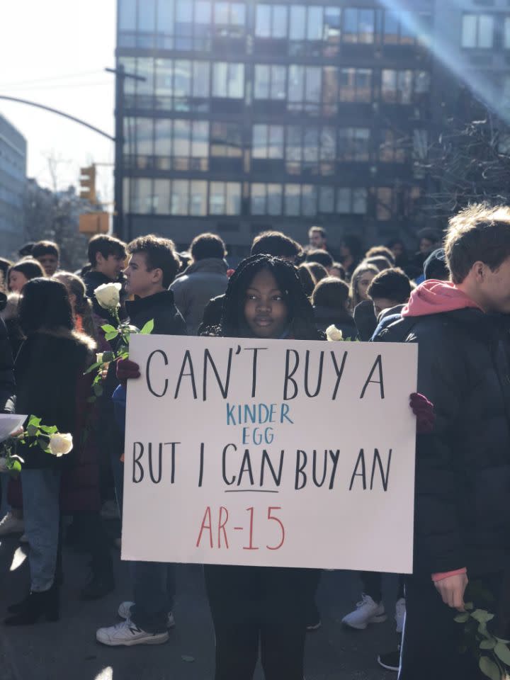 Eine Schülerin der Grace Church School in New York City hält ein Schild, das für die Demo geschrieben wurde. (Bild: Alexandra Mondalek)