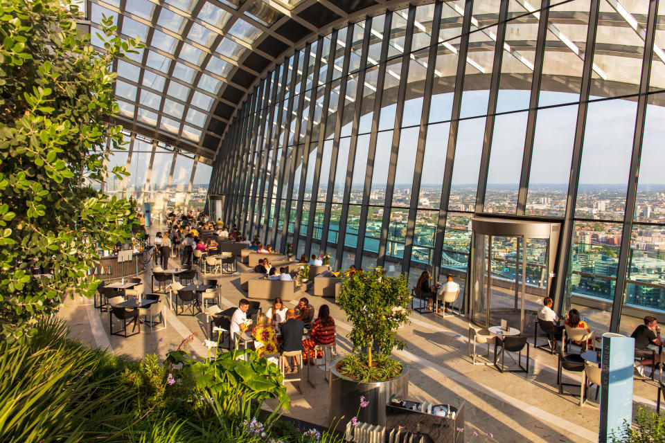 Der Sky Garden ragt hoch über der Hauptstadt des Vereinigten Königreichs. Wer sich in einem der Cafés oder Restaurants einen Drink gönnt, genießt dabei eine einmalige Aussicht. - Copyright: picture alliance / robertharding | Ed Hasler