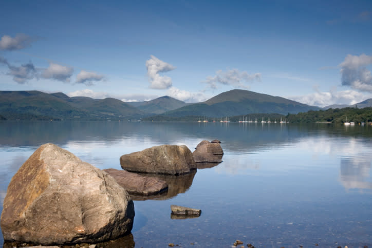 Loch Lomond, Escocia: Enmarcado en un fondo de colinas y castillos medievales, estar en Loch Lomond es como si se estuviera en una novela romántica victoriana. El lago de 24 kilómetros de largo está salpicado de islas, algunas tan pequeñas que desaparecen cuando los niveles de agua son altos, y otros lo suficientemente grande como para ser habitados. (Texto: El Universal. Foto: Thinkstock)