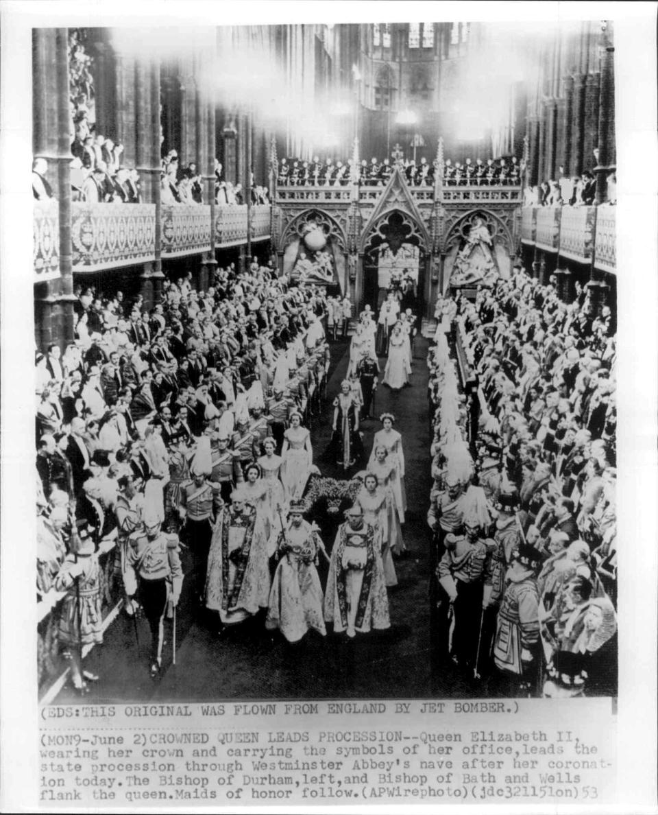 Una fotografía de la reina Isabel II saliendo de la Abadía de Westminster después de su coronación el 2 de junio de 1953 enviada por un avión de combate británico a Estados Unidos y luego a través de la red local Wirephoto de The Associated Press, como se indica en el pie de la imagen. AP reunirá un pequeño ejército para cubrir la coronación del rey Carlos III este fin de semana. Para la coronación de su madre hace 70 años, el servicio de noticias también contó con la ayuda de una fuerza aérea. En 1953, tomaba ocho minutos transmitir una sola fotografía en blanco y negro, siempre que las condiciones climáticas y las líneas telefónicas cooperaran. Entre los métodos que AP empleó para transmitir las fotos de Londres a sus clientes de periódicos estadounidenses había un acuerdo para ponerlas en aviones de combate de la Fuerza Aerea Real. (Foto AP/Archivos corporativos)