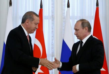 Russian President Vladimir Putin shakes hands with Turkish President Tayyip Erdogan during a news conference following their meeting in St. Petersburg, Russia, August 9, 2016.  REUTERS/Sergei Karpukhin