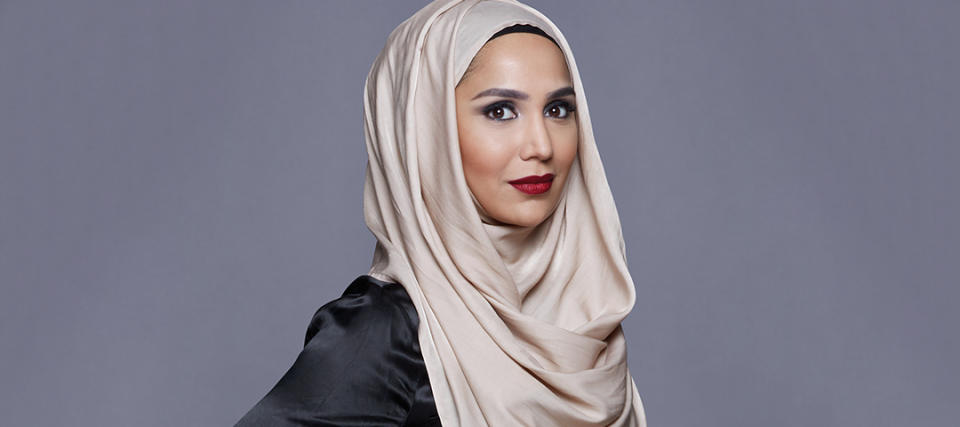 Se llama Amena Khan y es la primera modelo con ‘hiyab’ en participar en una campaña internacional que pretende ayudar a otras personas a superar sus propios problemas y limitaciones. (Foto: Amena Khan/Instagrama / L’Oréal París)