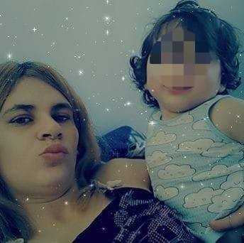 羅馬尼亞一名母親忙著開直播，卻沒注意到自己的雙胞胎小孩墜樓身亡。（圖／翻攝自Vizub Andreea Violeta臉書）