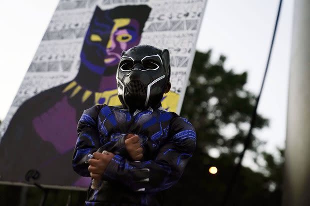 Un petit garçon en costume de Black Panther lors d'un hommage public célébré à Anderson (Caroline du Sud) en la mémoire de Chadwick Boseman, le 3 septembre 2020