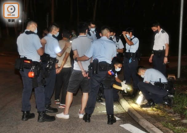 警員在地面檢獲11包霹靂可卡因。(楊日權攝)