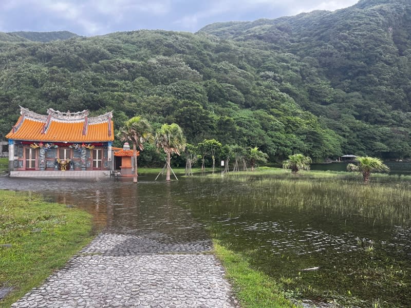 龜山島因受颱風卡努外圍環流影響，2日起就暫時封島。島上信仰中心普陀巖廟宇差一點就淹水。（圖／東北角暨宜蘭海岸國家風景區管理處提供）