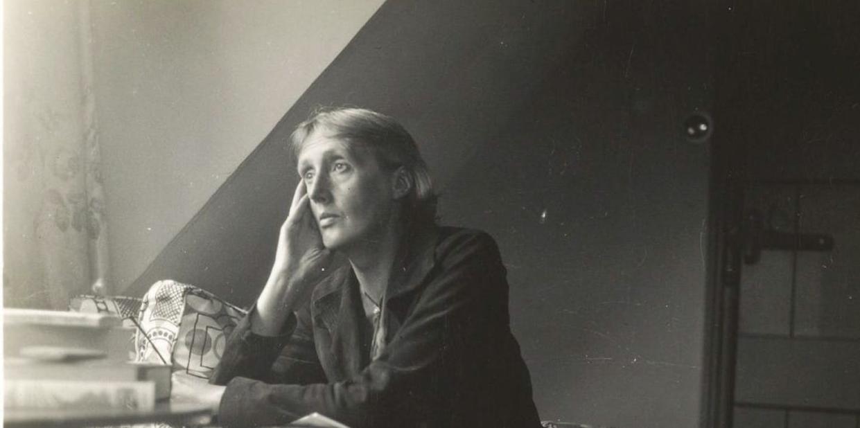 Virginia Woolf dans son cottage de Monk's House. <a href="https://fr.m.wikipedia.org/wiki/Fichier:Virginia_Woolf_at_Monk%27s_house.jpg" rel="nofollow noopener" target="_blank" data-ylk="slk:Wikipédia;elm:context_link;itc:0;sec:content-canvas" class="link ">Wikipédia</a>