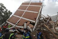 <p>CIUDAD DE MÉXICO Earthquake/Sismo-CDMX.- El fuerte sismo que sacudió este martes la Ciudad de México provocó el colapso de edificios en varios puntos de la capital y dejó decenas de muertos y un número indeterminado de personas atrapadas bajo los escombros. En la imagen, personal y equipos de rescate en el edificio de Coapa en la calle Racho el Arco, al sur de esta capital. 19 de septiembre 2017. Foto: Agencia EL UNIVERSAL/Luis Cortés/RCC </p>