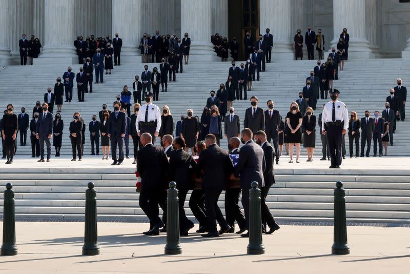 El ataúd de la jueza Ruth Bader Ginsburg, envuelto en una bandera y llevado por agentes de policía del Tribunal Supremo en Washington