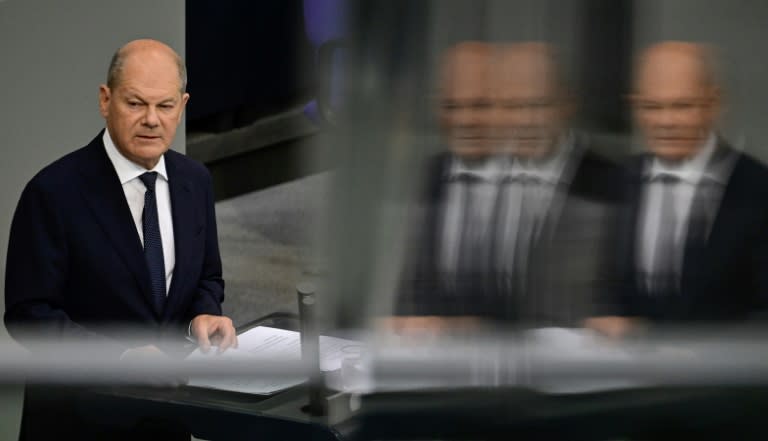 Bundeskanzler Scholz (SPD) hat den tödlichen Messerangriff auf einen Polizisten in Mannheim als "Terror" bezeichnet. In einer Regierungserklärung im Bundestag forderte er als Konsequenz, schwere Straftäter auch nach Afghanistan und Syrien abzuschieben. (JOHN MACDOUGALL)