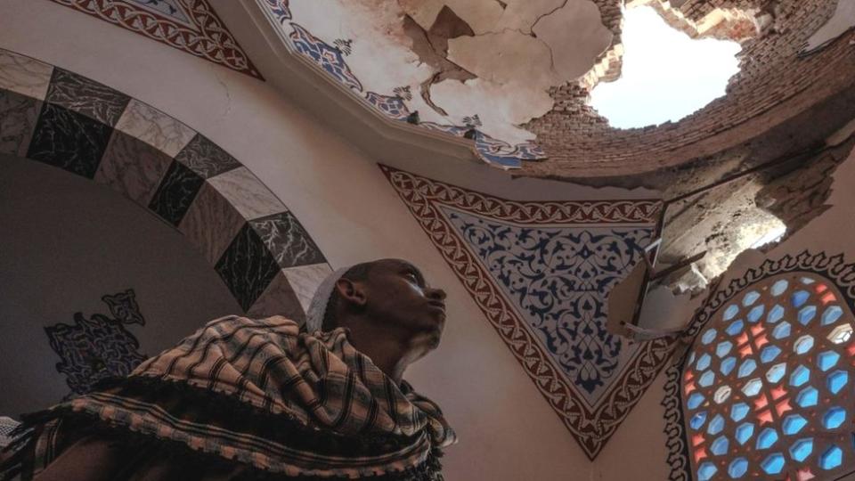 Mausoleo dañado en la mezquita de al-Negashi
