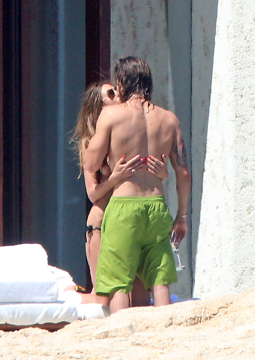 Heidi Klum and Tom Kaulitz kiss a little longer in Cabo San Lucas, Mexico, on Sunday. (Photo: Splash News)