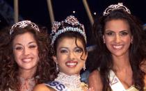 Und noch eine erfolgreichhe Miss aus Indien: Im Jahr 2000 gewann die damals 18-jährige Priyanka Chopra (Mitte) in London den Titel der "Miss World" ... (Bild: Gerry Penny/AFP via Getty Images)