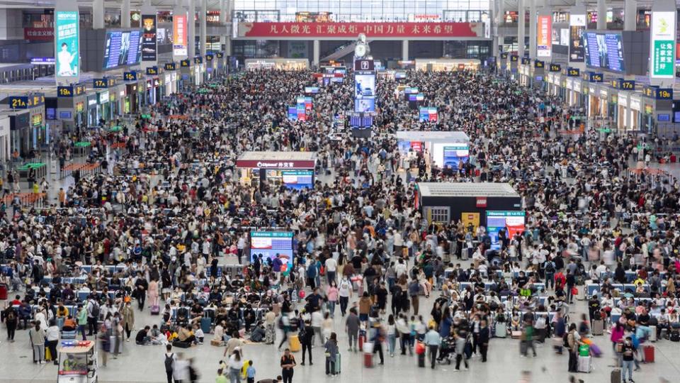 上海虹橋火車站候車大廳擠滿旅客（新華社圖片3/5/2023）