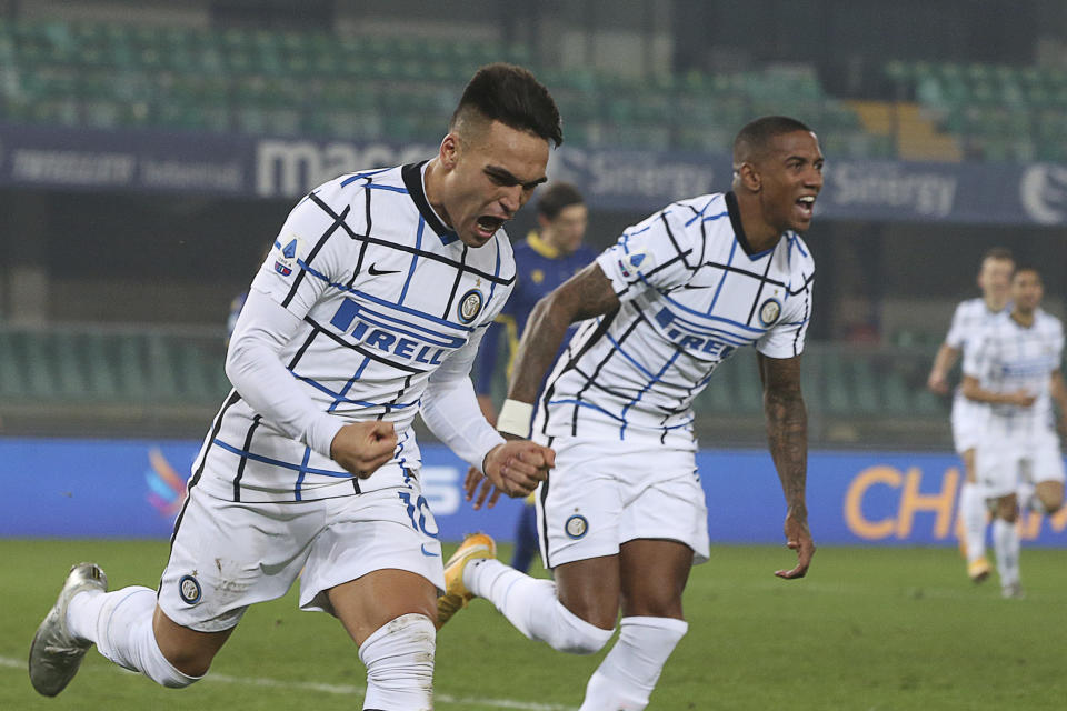 El delantero argentino del Inter de Milán Lautaro Martínez, izquierda, celebra tras anotar el primer gol del equipo en un partido de la Serie A italiana contra Verona el miércoles, 23 de diciembre del 2020. (Paola Garbuio/LaPresse vía AP)