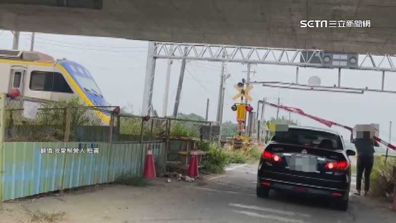 民眾自行拉起遮斷器，讓車子倒退。（圖／我愛柳營人臉書）