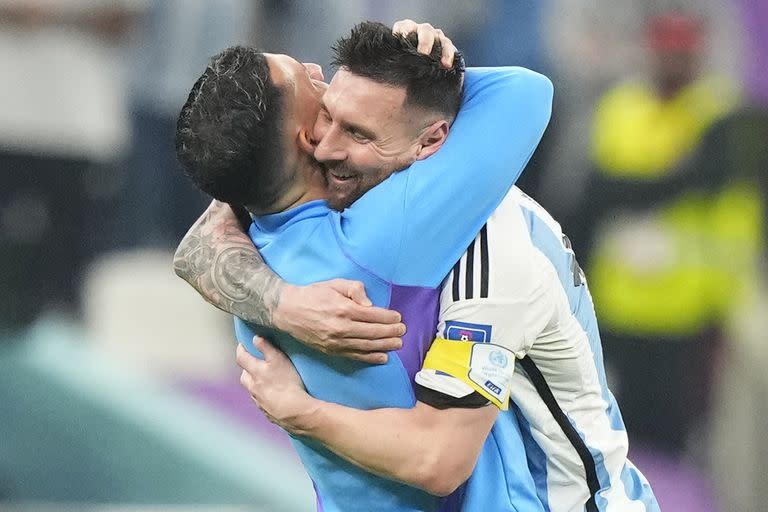 El abrazo entre Emiliano Martínez y Lionel Messi dice todo: Argentina es finalista de la Copa del Mundo tras ganarle a Croacia