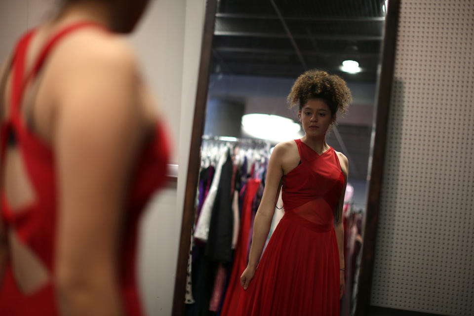 <p>Kerrie Stuart, de 17 años, se prueba un vestido de graduación en la donación de <em>Operation School Bell</em> para estudiantes de bajos ingresos y sin hogar de Los Ángeles el 29 de marzo de 2017 (Foto: Lucy Nicholson / <em>Reuters</em>). </p>