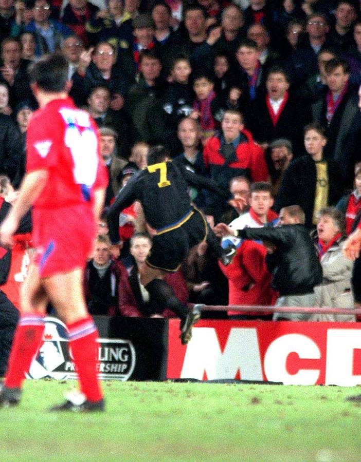 Am 25. Januar 1995 brennen Eric Cantona die Sicherungen durch. Nach einem Platzverweis gegen Crystal Palace attackiert der damalige Star von Manchester United einen Zuschauer mit ausgestrecktem Bein - und kassiert dafür acht Monate Sperre. Seine zweijährige Gefängnisstrafe wird in 120 Stunden Sozialarbeit umgewandelt. SPORT1 zeigt einige der größten Ausraster im Fußball