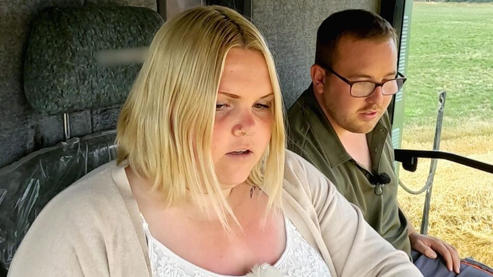 Bauer Stephan lässt Hofdame Laura seinen Mähdrescher fahren. (Bild: RTL)