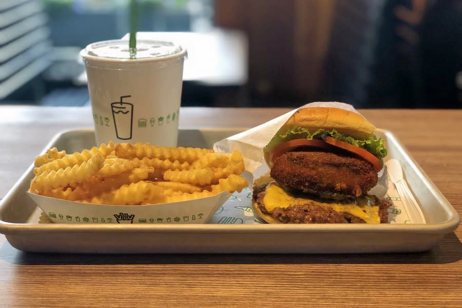 <b>Photo: Kelly B./<a href="https://yelp.com/biz_photos/shake-shack-chicago?utm_campaign=6ffdcb1d-92cc-480f-b3d4-d5d79e234529%2C81581556-f082-4969-afdf-7c0e2cba4008&utm_medium=81024472-a80c-4266-a0e5-a3bf8775daa7" rel="nofollow noopener" target="_blank" data-ylk="slk:Yelp;elm:context_link;itc:0;sec:content-canvas" class="link ">Yelp</a></b>