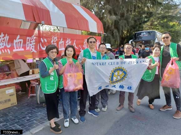 國際扶輪三四七零地區北港扶輪社上午九點至下午四點在北港運動公園舉辦一場以捐血為主題的公益活動。(記者劉春生攝)