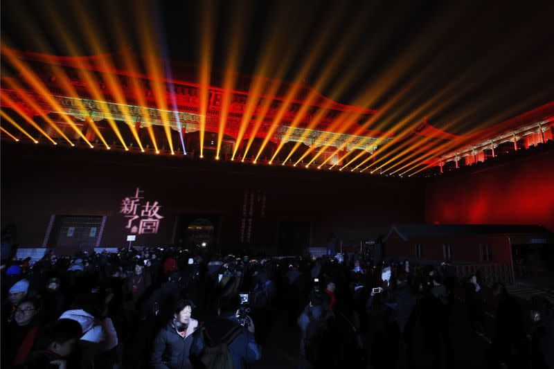 Visitantes miran el muro iluminado de la Puerta Sur de la Ciudad Prohibida durante el Festival de los Faroles celebrado en Pekín el martes 19 de febrero de 2019 (Foto: Andy Wong/AP).