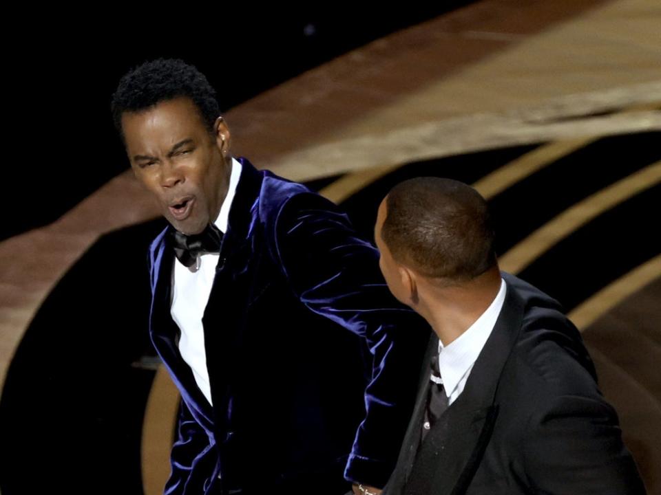 Rock y Smith en el escenario de los premios Oscar 2022 (Getty Images)