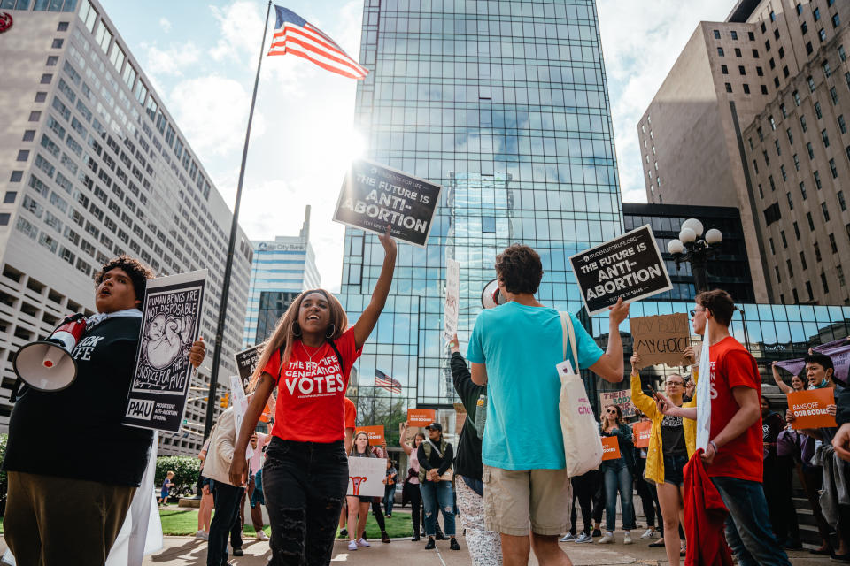 Manifestantes por el derecho al aborto y en contra del mismo frente al tribunal federal de Indianápolis, el 3 de mayo de 2022. (Jamie Kelter Davis/The New York Times