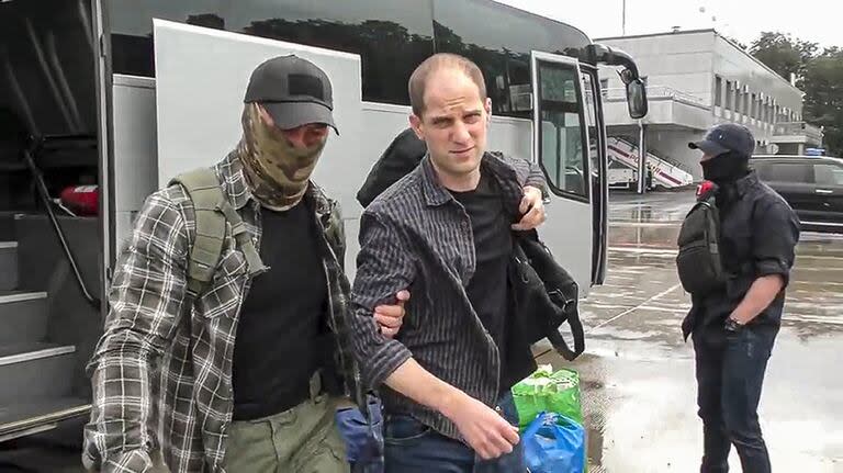  Evan Gershkovich, escoltado por fuerzas de seguridad rusas al llegar 
a un aeropuerto de Moscú. (Russian Federal Security Service/RTR via AP)