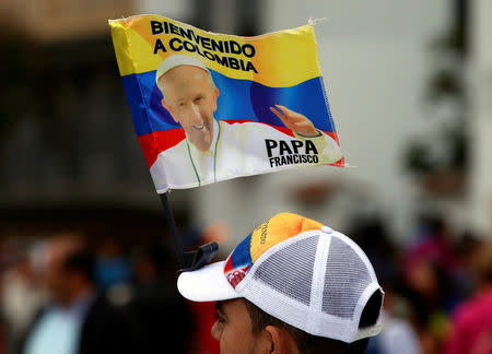 El papa Francisco llegará el miércoles a Colombia con un mensaje de reconciliación, en busca de alentar un incipiente acuerdo de paz con la guerrilla de las FARC que acabó con un conflicto de medio siglo pero dejó a la sociedad muy dividida entre los que perdonan a los rebeles y los que se resisten a hacerlo. En la imagen, un hombre vende una bandera con una imagen del Papa Francisco fuera de la Catedral de Bogotá, Colombia, el 3 de septiembre de 2017. REUTERS/Henry Romero