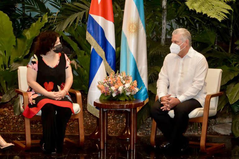 Carla Vizzotti junto al presidente de Cuba, Miguel Díaz-Canel