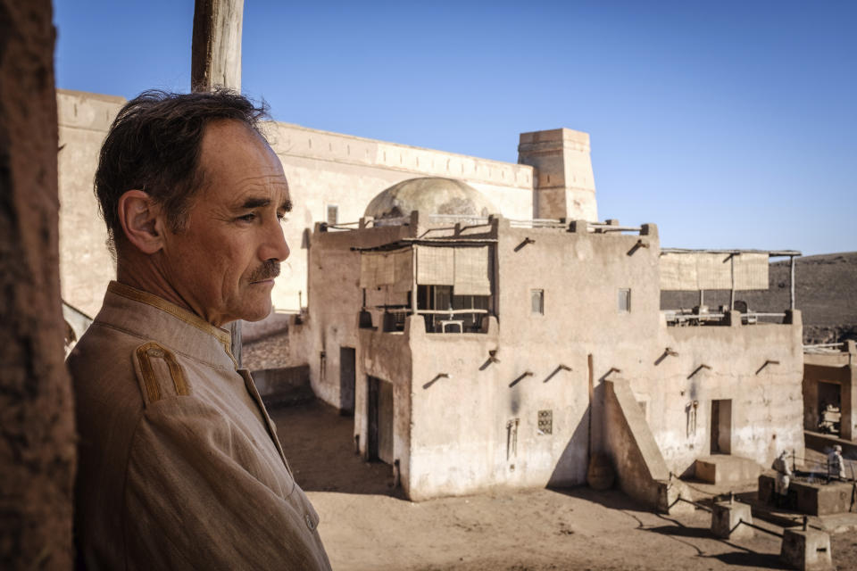 Mark Rylance en una escena de "Waiting for the Barbarians" en una imagen proporcionada por Samuel Goldwyn Films. (Fabrizio Di Giulio/Samuel Goldwyn Films via AP)