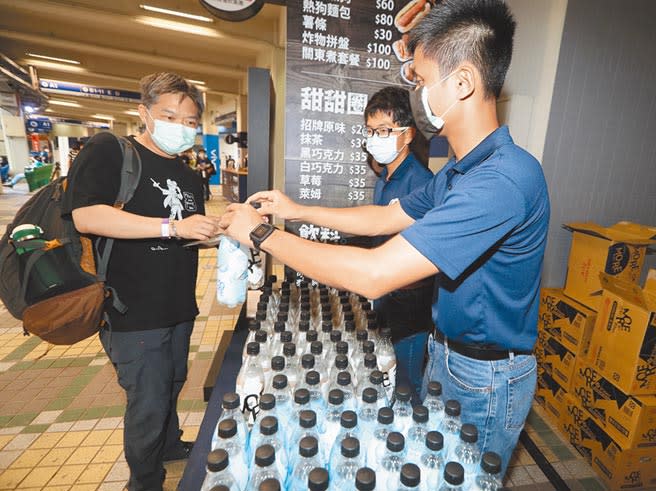 球迷看球不能吃東西，只能領取球隊供應的飲料，影響進場看球意願。（陳怡誠攝）