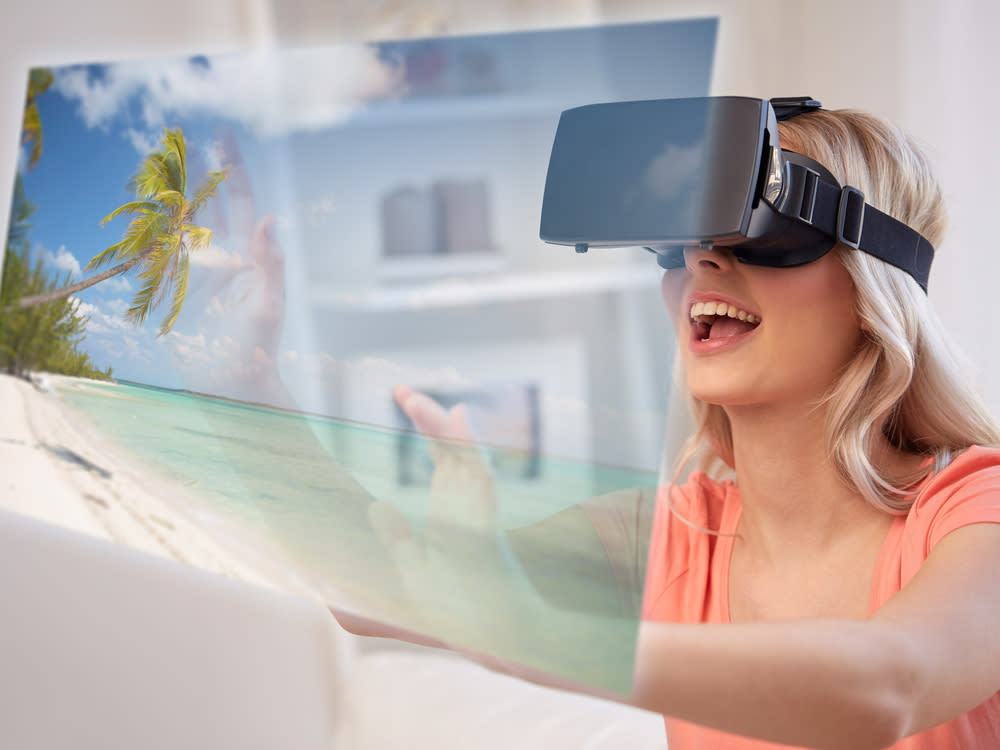 Per VR-Brille, App oder am PC - reisen geht auch ohne wegzufahren (Bild: Syda Productions/ Shutterstock.com)