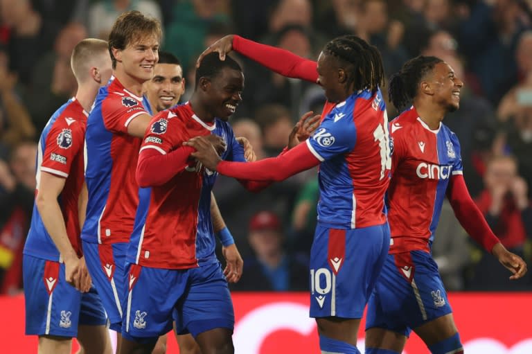 Tyrick Mitchell es felicitado por sus compañeros del Crystal Palace tras marcar su gol en el triunfo 4-0 sobre el Manchester United en la Premier League. En el sur de Londres, el 6 de mayo de 2024 (Adrian DENNIS)