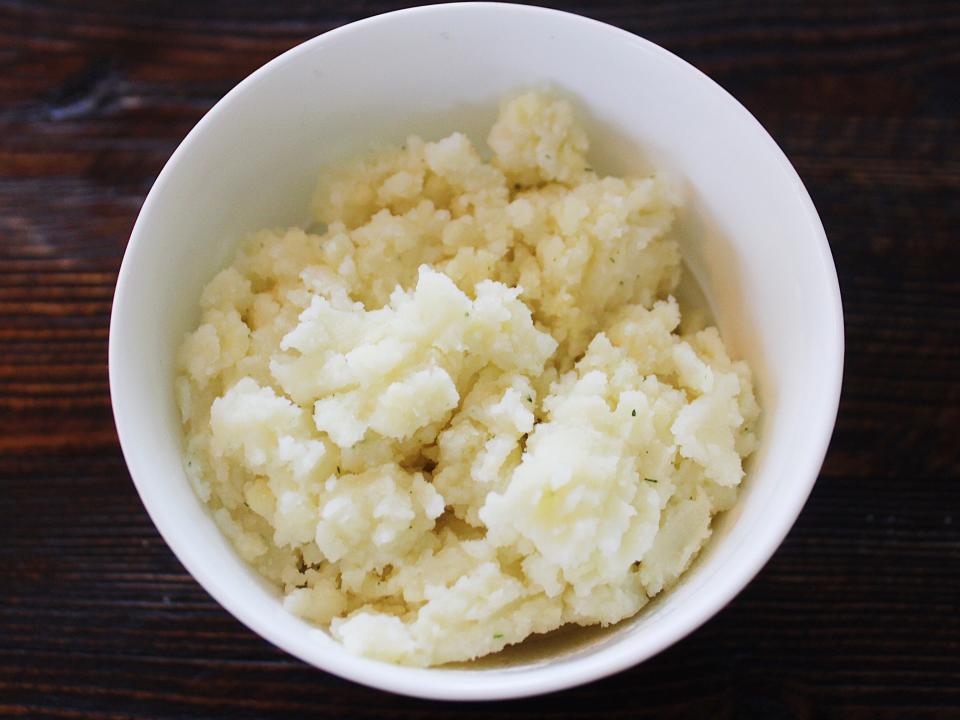 idahoan roasted garlic mashed potatoes in a white bowl