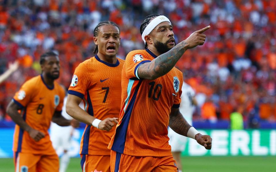 Memphis Depay celebrates